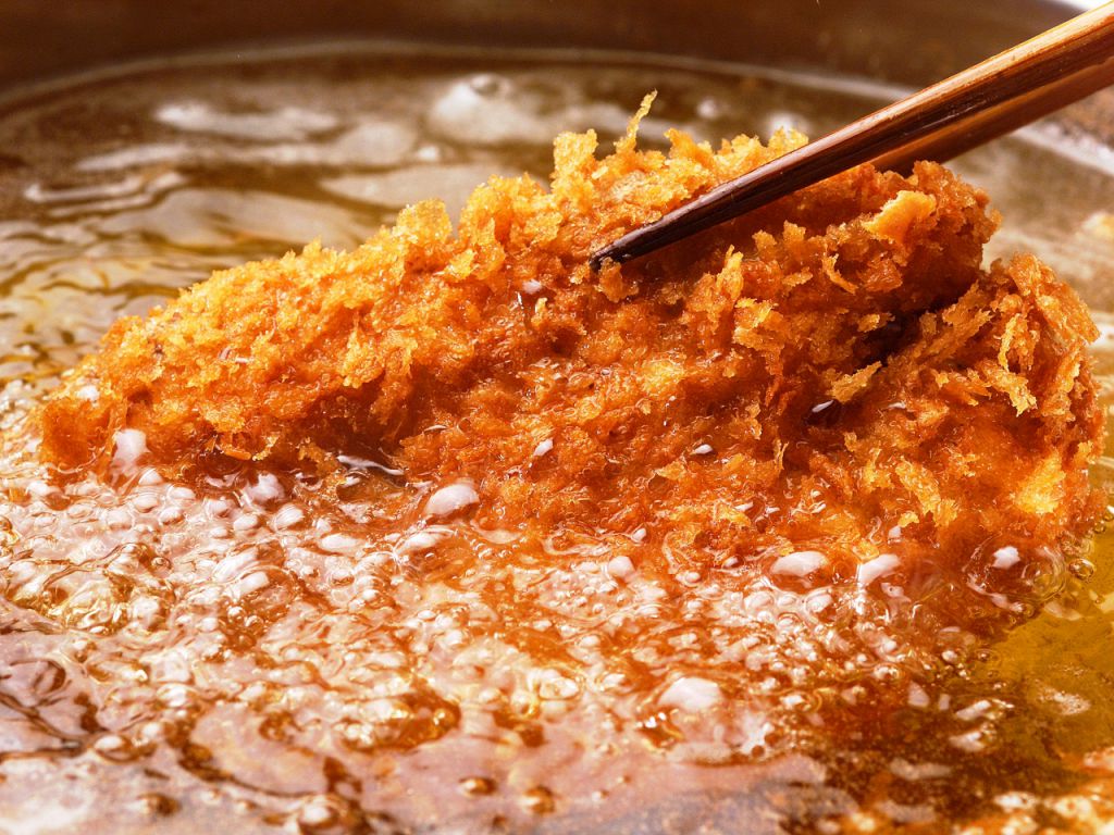 外はサクっ！！中はふっくらじゅわぁ～り♪リピーターが絶えないとんかつはもちろん六白豚！