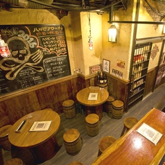 海賊が使う酒場をイメージしたテーブルや樽のイス。
