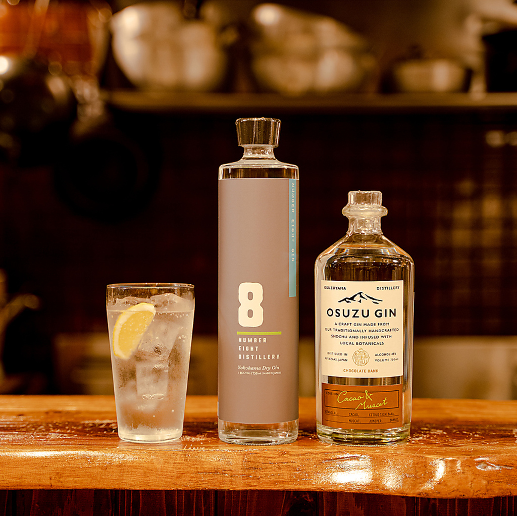 2階カウンター席のお楽しみ。限定クラフトジンやジャパニーズウィスキーなどございます。