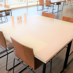 テーブル席は広くゆったりとしたつくりになっており、のんびり食事を楽しむことができる。