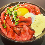 時間をかけて火入れしたローストビーフをたっぷりとご飯の上に載せた特製ローストビーフ丼です。