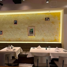 銀座でのデートにぴったりなディナーを、明るく楽しい雰囲気で過ごせるお店です。シェフとの会話が楽しめるカウンター席は、特別なひとときを演出してくれます。料理の魅力を直接感じながら、美味しい食事を共に楽しむことで、二人の距離もさらに近くなること間違いなしです。素敵な夜をお過ごしください。