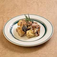 しっとり鶏モモ肉とじゃが芋のタプナードソース