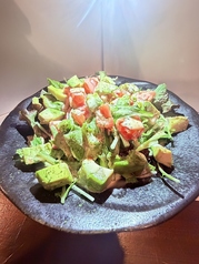 トマトとアボカドのチリシーザー