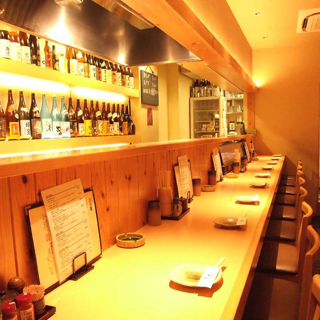 純和風のひのきを基調にした店内はゆっくりとお食事をお楽しみ頂けます。