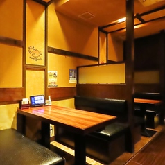 落ち着いた店内空間にあるオープンテーブル席は個室ではなくとも、ゆったりとお食事を楽しむことが可能です。宴会コースや美味しい逸品料理、種類豊富なドリンクをご用意してお待ちしております。