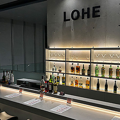 無機質なコンクリートの壁に店名が浮かび上がる幻想的な空間。間接照明が心地よく光るバーカウンターで、夜のひとときを。混沌と調和が織りなす、新感覚のコーヒーカクテルをぜひ♪