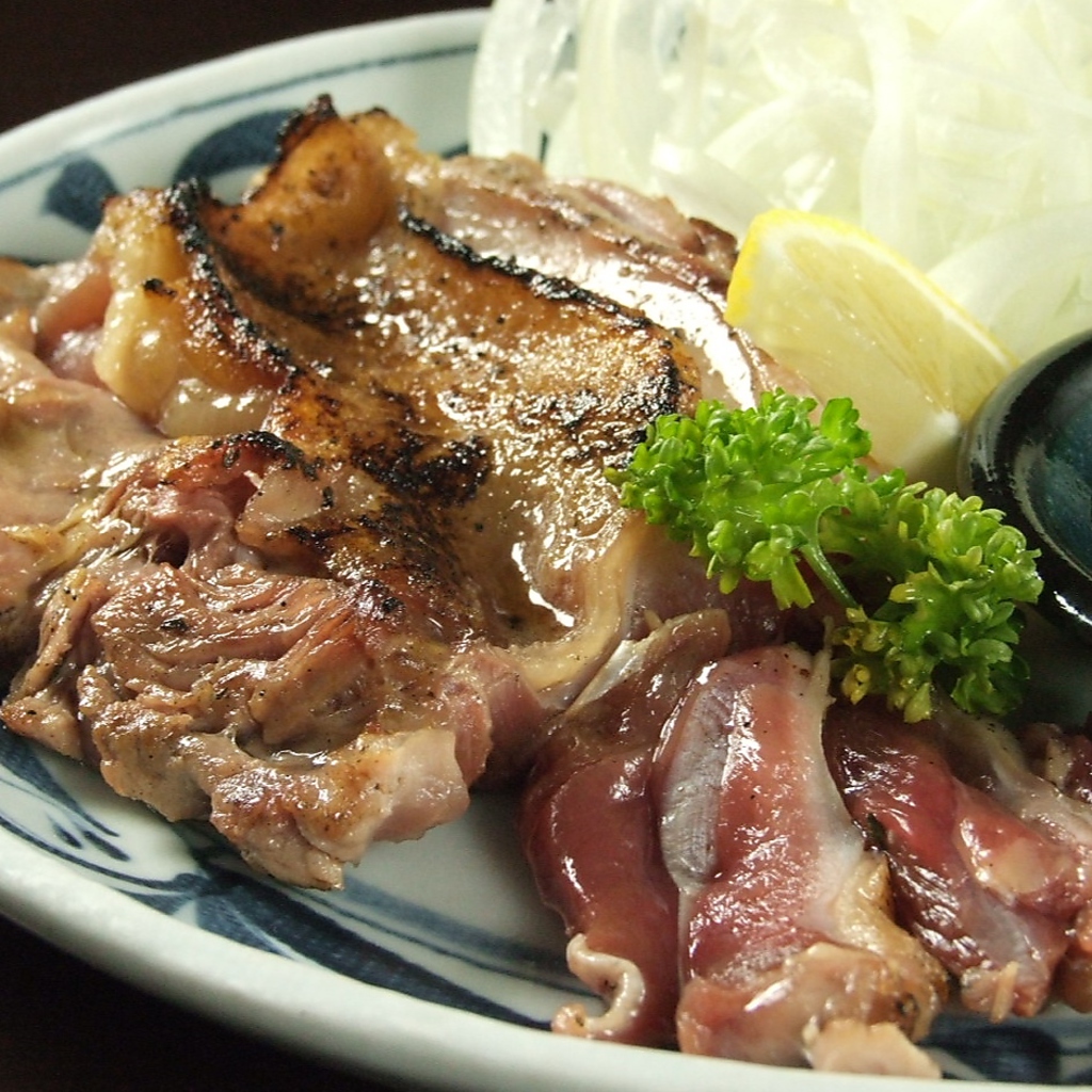 薩摩地鶏のたたき880円(税別)。噛むほどに溢れるジューシーな旨みと炭火の香ばしさ…自慢の逸品。