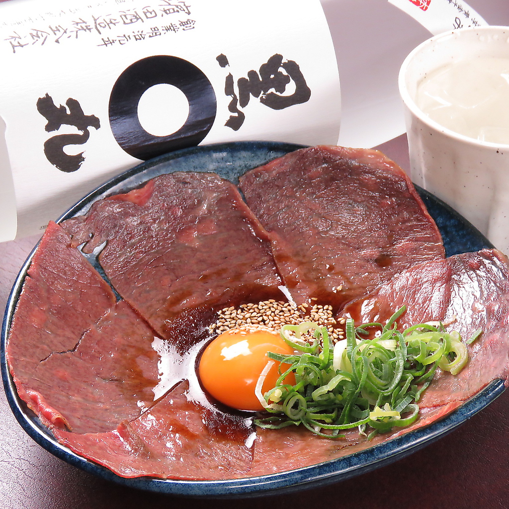 黒毛和牛の薄切りを炙ってユッケに！大人気メニューです♪