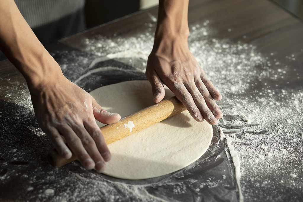 当店のピザ生地は自家製！！オリジナルの配合によりモチモチの食感に仕上げております♪