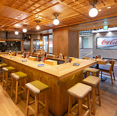 【ランチタイムに最適】お一人様やお二人様でお越しの際には、サッと入れるカウンター席がオススメ！職人の調理も楽しいオープンキッチンから、アツアツの鶏料理をご提供いたします。さんちかの中のお店なので、忙しいランチタイムにも最適。ランチメニューは名古屋コーチンなどの親子丼が自慢です☆