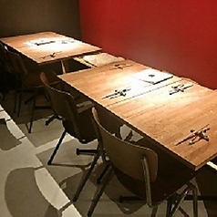 テーブル席を各種ご用意しております。会社の宴会や大人数での飲み会など、幅広いシーンに対応します。また、ワインボトルに囲まれた落ち着いた空間は、親しい友人とのカジュアルな食事に最適です。