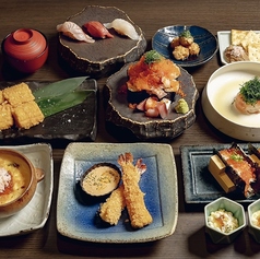【人気No.1】本マグロのユッケや名物こぼれ寿司や握り三貫などお店おすすめの4,500円コースの写真