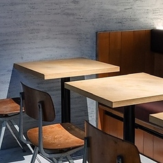 8名様までお座りいただけるテーブル大きなテーブル席をご用意しております。