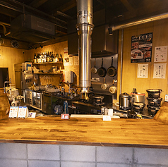 カウンター席のみの大人ファーストな焼肉屋。ご友人、ご夫婦、カップル、お一人様と少人数でのお食事なら是非当店へ。ゆったりとしたカウンターで本格的な焼肉とお酒をお楽しみください。タンやハラミ、ロースやホルモンなど新鮮な肉を七輪でじっくり焼き、自家製の昆布塩で召し上がれ。焼肉の新境地にお連れします。