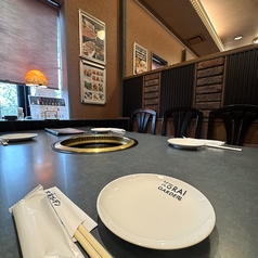 高級感たっぷりの店内で、贅沢焼肉タイム！1階は6名様までのテーブル席が中心。24名様まで利用できる半個室もあるので、グループやご家族でも安心してご利用いただけます♪