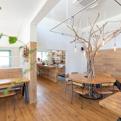 あたたかな白壁と木のぬくもりに溢れた店内