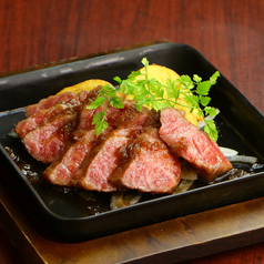 黒毛和牛のレアステーキ