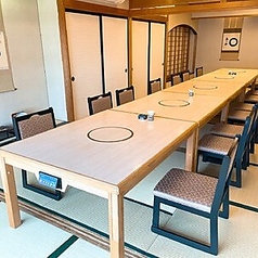 お祝いの席、ご法要、同窓会など、20名様までご利用いただけます。