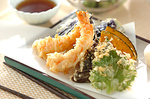 お蕎麦にもお酒にも合う天ぷら。季節の野菜でおつくり致します。