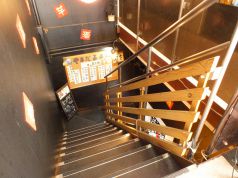地下に入っていく階段が目印です★階段を降りると隠れ家的な雰囲気漂う店内へ