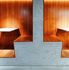 8名様までお座りいただけるテーブル大きなテーブル席をご用意しております。2名様用の半個室を2部屋ご用意しております。