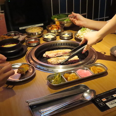 サムギョプサルとチュクミはお席で店員さんが作ってくれるので、ゆっくりほかのお料理をつまみながらおしゃべりも◎3階席