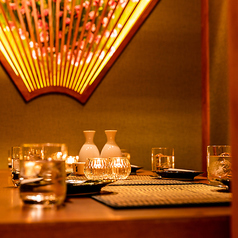 扉付き個室で旬の食材を堪能…。温かな照明溢れる個室空間で日頃の疲れを癒す落ち着きある寛ぎ空間。最大80名様までの貸切宴会も可能！大人数宴会は二列席でのご用意も可能です。もちろん、全員お顔を見渡せる造りになっております。お席の詳細もお気軽にお問い合わせください。