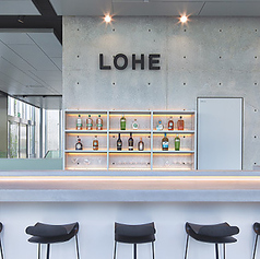 「Less is more.少ないことは豊かなこと。」を体現した空間。シンプルで洗練されたデザインの窓際席は、じっくりとコーヒーの味と向き合う静かな時間に最適です◎