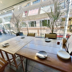 テラス席は5席ございます。外でゆったりと焼鳥とお酒を楽しむことができます。ペットand喫煙可です。