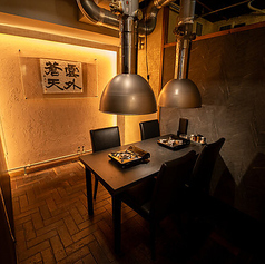 ゆったりと座れるテーブル席は、ご家族やご友人との食事にぴったりです。半個室のような落ち着いた空間で、会話を楽しみながらジンギスカンを囲むことができます。