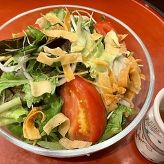 新鮮グリーンサラダとレトロ風玉葱ドレッシング