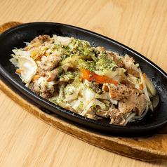 和牛特選塩ホルモン炒め 