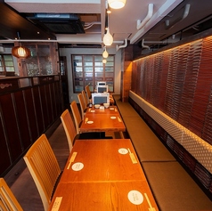 落ち着いたモダンな雰囲気の店内は、少人数での落ち着いたお食事に最適です。シンプルで洗練されたデザインが施された空間で、心地よいひとときをお過ごしいただけます。大切な人との会話を楽しみながら、ゆったりとお食事をお楽しみください。リラックスした雰囲気の中で、特別な料理を堪能していただけます。