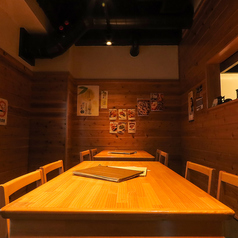 靴を脱がずに利用できるテーブル席もご用意ございます。