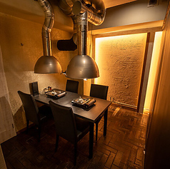 接待や会食、大切な方との語らいに最適な半個室を2部屋完備。周りを気にせず、ゆったりとプライベートな時間をお過ごしいただけます。落ち着いた空間で絶品ジンギスカンを。