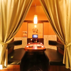 誕生日会や女子会、合コンなどにおすすめの6名様用個室です。完全個室や半個室は人気のお席となっておりますので、ご利用をお希望のお客様はお早めにご予約ください！