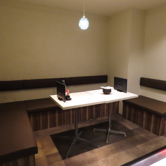 五反田駅すぐの話題店。10名以上のご宴会や会社の打ち上げ、歓送迎会などにも対応可能！貸切利用も相談OKで、落ち着いた空間でゆったり食事とお酒を楽しめます。