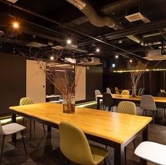 当店は2名席・4名席・6名まで可能な円卓と、多様なお席をご用意しています。