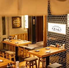 大人シックな雰囲気と大衆酒場感を掛け合わせた居心地の良いオープンテーブル！