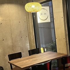 ご友人同士の飲み会や会社宴会に最適なテーブル席。人数の増減に合わせてレイアウトの変更が可能で、中規模のご宴会にも柔軟に対応いたします。