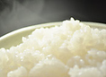 【鶴兆のお米（奈良県産こだわりのお米）】 お米は地元奈良県産のヒノヒカリを使用しています。奈良の綺麗な水と盆地で元気に育ったヒノヒカリは『光沢もコシヒカリと同等』と評価されています。そのヒノヒカリを最大限に生かす為、そしてお肉がすすむ様にとお米の仕込み方、炊き方にはこだわりを持っております。