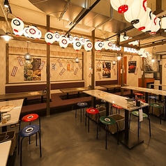 【ほっとするひとときを◎】焼きたて餃子を囲み、会話も箸も止まらない楽しいひとときを過ごせるテーブル席。さらに、もつ鍋の湯気に包まれた温かみのある空間で、気取らずゆったりとお寛ぎいただけます。仲間との語らいや、ほっと一息つきたい時にもぴったりです♪お腹も心も満たされる、楽しいひとときをご堪能ください。