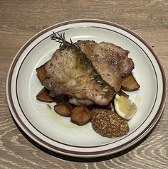 鶏モモ肉のグリルとジャガイモのフリット ローズマリー風味