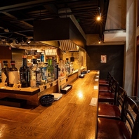 見た目も鮮やかな様々なジンがおかれたカウンター