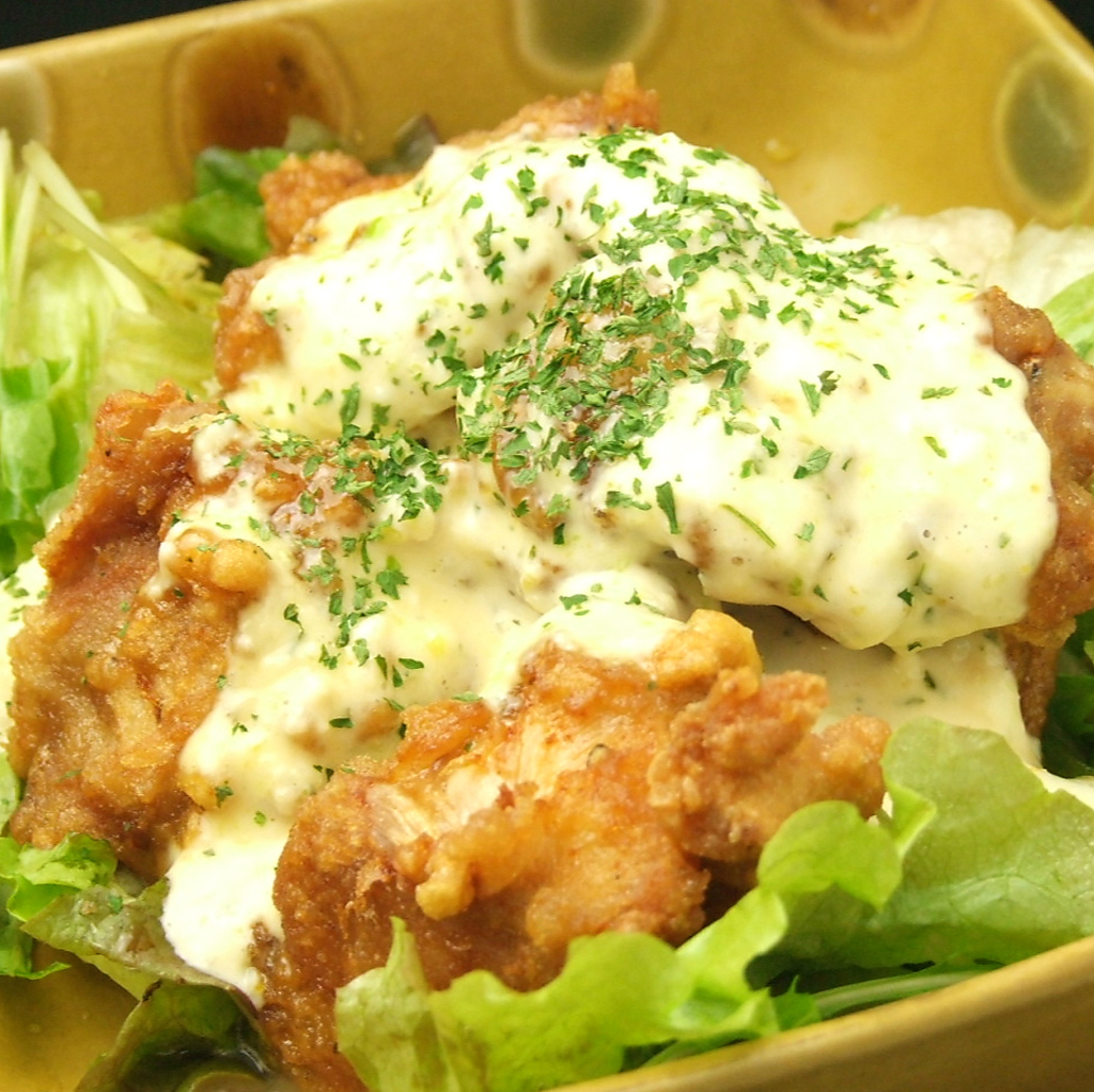 【チキン南蛮】カリッと揚がった衣にコクのあるタルタルソースがたまらない！