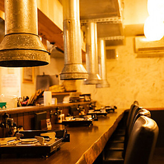 目の前で調理風景を眺められるカウンター席は、ライブ感満載！デートや少人数でのご利用に最適です。職人の技を間近に感じながら、熱々のジンギスカンをお楽しみください。