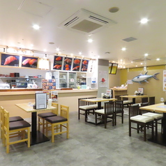 活気に満ちた店内は、楽しさが詰まっています！広々としたテーブル席で、友達や同僚とお過ごしいただけます◎4名席は連結することが可能で、最大8人まで利用可能です！グループでも安心して、お楽しみいただけます。明るい空間が心を弾ませ、特別な時間を彩ります！賑やかな雰囲気の中で、充実した時間をお過ごしください。