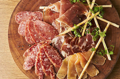 生ハムとサラミの盛り合わせ