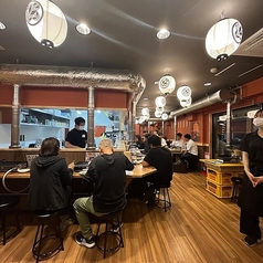 お食事デートにも◎肩を並べて乾杯、お料理をシェアしてお楽しみ下さい！